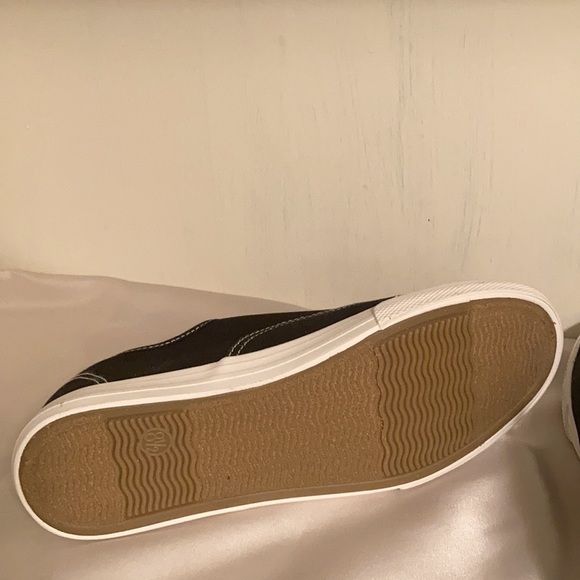 Black sneakers by Amazon Essentials, size 8 1/2, so comfy and good looking - Picture 4 of 6